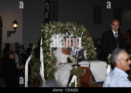 25. August 2010 - Insel Spetses, Griechenland - Prinz Nikolaos von Griechenland mit seiner Frau Tatiana Blatnik aus die Kirche verlassen. (Bild Kredit: Aristidis Vafeiadakis/ZUMApress.com ©) Stockfoto