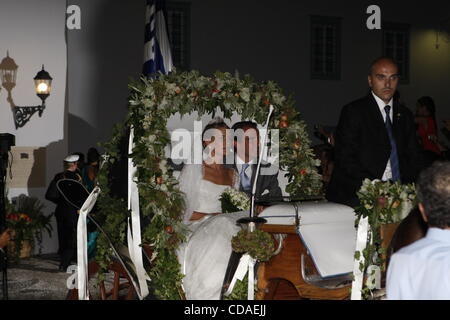 25. August 2010 - Insel Spetses, Griechenland - Prinz Nikolaos von Griechenland mit seiner Frau Tatiana Blatnik aus die Kirche verlassen. (Bild Kredit: Aristidis Vafeiadakis/ZUMApress.com ©) Stockfoto