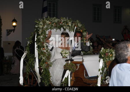 25. August 2010 - Insel Spetses, Griechenland - Prinz Nikolaos von Griechenland mit seiner Frau Tatiana Blatnik aus die Kirche verlassen. (Bild Kredit: Aristidis Vafeiadakis/ZUMApress.com ©) Stockfoto