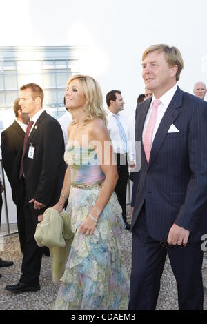 25. August 2010 - Insel Spetses, Griechenland - Prinz Willem-Alexander Prinzessin Maxima kommen für die Hochzeit von Prinz Nikolaos von Griechenland mit Tatiana Blatnik auf der Insel Spetses. (Bild Kredit: Aristidis Vafeiadakis/ZUMApress.com ©) Stockfoto