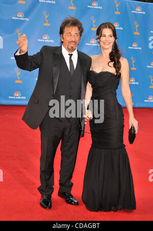 29. August 2010 star - Hollywood, Kalifornien, US - Schauspieler außergewöhnliche AL PACINO und seine schöne Datum Italienisch LUCILA SOLA auf der 2010 62. Primetime Emmy Awards. (Bild Kredit: Lisa Rose/ZUMApress.com) Stockfoto