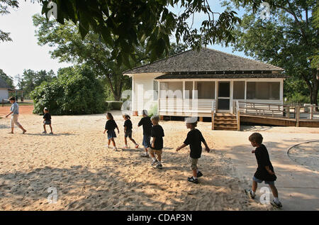 10. September 2010 - Ebenen, GA, USA - OT 328099 KEEL PLAINS. SCOTT KEELER |  Zeiten. (10.09.2010 PLAINS, GA)  6. Kindergarten Studenten aus Southland Akademie, Americus, Georgia, besuchen die Kindheit des ehemaligen US-Präsidenten Jimmy Carter im Bogenschießen. Der Bauernhof ist Teil des Jimmy Carter National Historic Site w Stockfoto