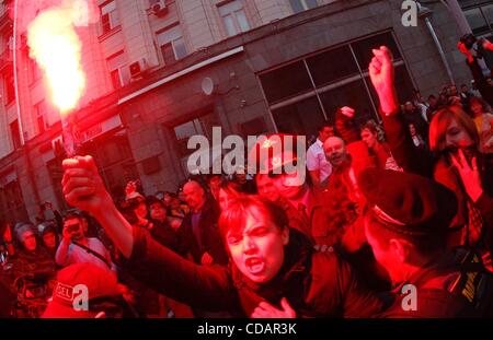 12. September 2010 - Moskau, Russland - Tausende von Russen haben sammelten sich in was sie fordern "Tag des Zorns" protest gegen die Regierung der russische Ministerpräsident Putin, als Teil der Proteste der Opposition im Land geplant. Polizei bremst Demonstranten beleuchtet durch eine rote Fackel vor Stockfoto