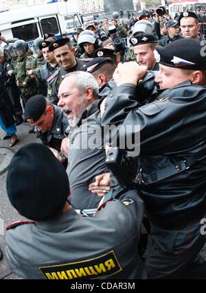 12. September 2010 - Moskau, Russland - Tausende von Russen haben sammelten sich in was sie fordern "Tag des Zorns" protest gegen die Regierung der russische Ministerpräsident Putin, als Teil der Proteste der Opposition im Land geplant. Polizei verhaften Demonstranten vor der Moskauer Bürgermeister Head Office Stockfoto