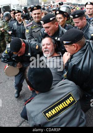 12. September 2010 - Moskau, Russland - Tausende von Russen haben sammelten sich in was sie fordern "Tag des Zorns" protest gegen die Regierung der russische Ministerpräsident Putin, als Teil der Proteste der Opposition im Land geplant. Polizei verhaften Demonstranten vor der Moskauer Bürgermeister Head Office Stockfoto