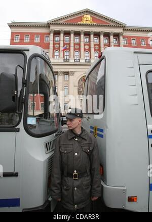 12. September 2010 - Moskau, Russland - Tausende von Russen haben sammelten sich in was sie fordern "Tag des Zorns" protest gegen die Regierung der russische Ministerpräsident Putin, als Teil der Proteste der Opposition im Land geplant. Polizeikräfte blockiert des Moskauer Bürgermeisters Hauptsitz mit vans und des Stockfoto