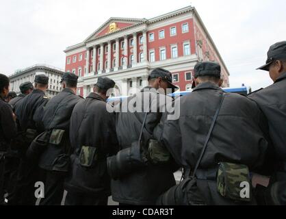 12. September 2010 - Moskau, Russland - Tausende von Russen haben sammelten sich in was sie fordern "Tag des Zorns" protest gegen die Regierung der russische Ministerpräsident Putin, als Teil der Proteste der Opposition im Land geplant. Polizeikräfte stehen Schulter an Schulter zu blockieren des Zugriffs auf die Mosco Stockfoto