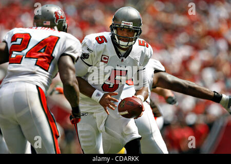 12. September 2010 - DANIEL WALLACE |   Times.TP 328119 WALL Bucs 8 (12.09.2010 Tampa) Tampa Bay Buccaneers quarterback Josh Freeman (5) Fälschungen eine Übergabe zu Runningback Cadillac Williams (24) im dritten Quartal. ZWEITE Hälfte Aktion: Die Tampa Bay Buccaneers spielen den Cleveland Browns an Raymond Ja Stockfoto