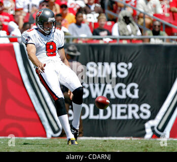 12. September 2010 - DANIEL WALLACE |   Times.TP 328119 WALL Bucs 20 (12.09.2010 Tampa) Tampa Bay Buccaneers Punter Chris Bryan (9) im ersten Quartal. ZUERST spielen eine halbe Aktion: Die Tampa Bay Buccaneers die Cleveland Browns im Raymond James Stadium in Tampa, Florida. Am Ende des ersten Halbjahres Stockfoto