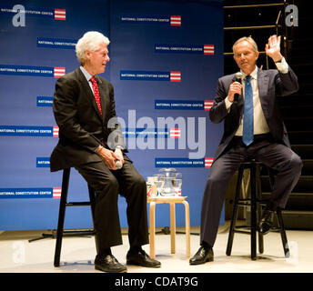 13. September 2010, Philadelphia, PA, USA-ehemaliger Präsident, BILL CLINTON und der ehemalige Premierminister von England, TONY BLAIR teilnehmen im Gespräch in das National Constitution Center Kimmel Theater auf der Bühne.  Das Gespräch fiel mit der Veröffentlichung von Tony Blairs Bestseller memoi Stockfoto