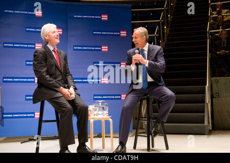 13. September 2010, Philadelphia, PA, USA-ehemaliger Präsident, BILL CLINTON und der ehemalige Premierminister von England, TONY BLAIR teilnehmen im Gespräch in das National Constitution Center Kimmel Theater auf der Bühne.  Das Gespräch fiel mit der Veröffentlichung von Tony Blairs Bestseller memoi Stockfoto