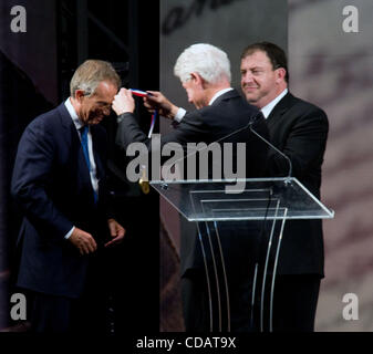 13. September 2010, Philadelphia, PA, USA-ehemaliger Präsident BILL CLINTON zeichnet der ehemalige Premierminister von England, TONY BLAIR 2010 Liberty Medal.  (Kredit-Bild: (c) Ricky Fitchett/ZUMA Press) Fotograf: Ricky Fitchett Source: Ricky Fitchett Titel: Vertrag Bildnachweis: ZUMA Press Ci Stockfoto