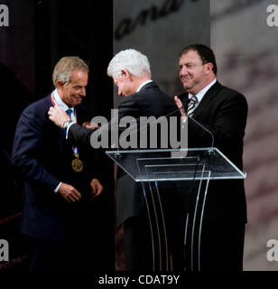 13. September 2010, Philadelphia, PA, USA-ehemaliger Präsident BILL CLINTON zeichnet der ehemalige Premierminister von England, TONY BLAIR 2010 Liberty Medal.  (Kredit-Bild: (c) Ricky Fitchett/ZUMA Press) Fotograf: Ricky Fitchett Source: Ricky Fitchett Titel: Vertrag Bildnachweis: ZUMA Press Ci Stockfoto