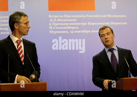 Sep 15, 2010-Murmansk, Russland - der russische Präsident Dmitry Medvedev (rechts) und Ministerpräsident des Königreichs Norwegen, Jens Stoltenberg links () in Murmansk auf die Unterzeichnung des Abkommens über die Grenze in der Barentssee. . © ANDREY PRONIN/ZUMAPress Stockfoto