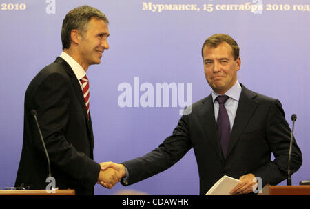 Sep 15, 2010-Murmansk, Russland - der russische Präsident Dmitry Medvedev (rechts) und Ministerpräsident des Königreichs Norwegen, Jens Stoltenberg links () in Murmansk auf die Unterzeichnung des Abkommens über die Grenze in der Barentssee. . © ANDREY PRONIN/ZUMAPress Stockfoto