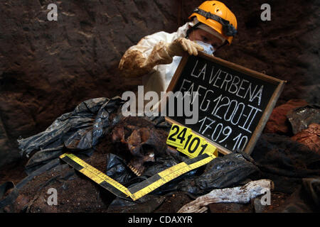 Sep 17, 2010 - Guatemala-Stadt, Guatemala - Mitglieder des guatemaltekischen Stiftung für forensische Anthropologie (FAFG) jetzt seit sieben Monaten auf die Wahrzeichen Exhumierungen am Friedhof La Verbena arbeiten. Ohne Zweifel ist das komplexes und anspruchsvolles Projekt auf der Suche nach der 45.000 festgenommen-dis Stockfoto