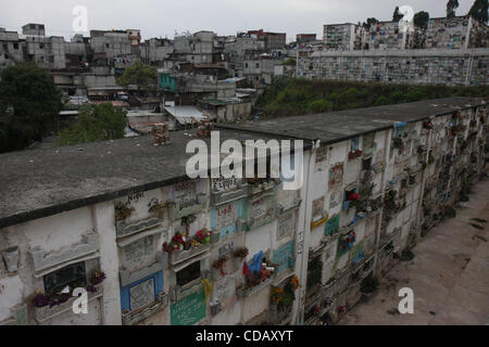 Sep 17, 2010 - Guatemala-Stadt, Guatemala - La Verbena Friedhof ist einer der wichtigsten Friedhöfe in der Hauptstadt. Es befindet sich am Rande einer Schlucht, angrenzend an eine marginale Slum. Manchmal ist es schwer, das eine vom anderen, wegen der Ähnlichkeit in ihren Strukturen unterscheiden. Unbekannte Leiche Stockfoto