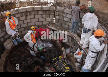 Sep 17, 2010 - Guatemala-Stadt, Guatemala - das erste gemeinsame Grab zu bearbeitenden, Beinhaus 1, benötigt spezielle Ausgrabungen um seinen Durchmesser zu erweitern. Darüber hinaus wurde eine Ringmauer gebaut, um den Graben zu stärken und helfen dabei, die menschlichen Überreste erholt. Mitglieder der Guatemal Stockfoto