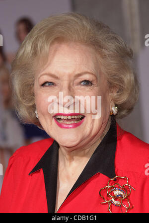 Im El Capitan Theatre statt Sep 22, 2010 - Hollywood, Kalifornien, USA - Schauspieler BETTY WHITE Ankunft auf der "You Again" Welt-Premiere. (Kredit-Bild: © Lisa O'Connor/ZUMApress.com) Stockfoto