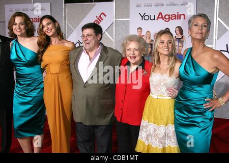 Sep 22, 2010 - Los Angeles, Kalifornien, USA - Cast: Actress SIGOURNEY WEAVER, Schauspielerin ODETTE YUSTMAN, Director ANDY FICKMAN, gehalten am El Capitan Theater, Hollywood Schauspielerin BETTY WHITE, Schauspielerin KRISTEN BELL, Schauspielerin JAMIE LEE CURTIS bei der "You Again" Weltpremiere. (Kredit-Bild: © Jeff Frank Stockfoto