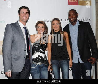 23. September 2010, Philadelphia, PA, USA-Philadelphia Phillies Krug COLE HAMELS und Frau HEIDI HAMELS mit Phillies Spieler RYAN HOWARD und Freundin KRYSTLE CAMPBELL nachts Cole Hamels Stiftung Denim und Diamanten. Die Celebrity Bash fand im Union Vertrauen Steak House in Philadelp Stockfoto