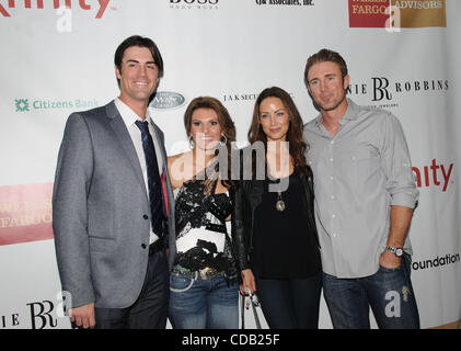 23. September 2010, Philadelphia, PA, USA-Philadelphia Phillies Krug COLE HAMELS, Frau HEIDI HAMELS mit Phillies zweiter Basisspieler, CHASE UTLEY Cole Hamels Stiftung Denim und Diamanten nachts. Die Celebrity Bash fand im Union Vertrauen Steak House in Philadelphia PA (Image Credit: () Stockfoto