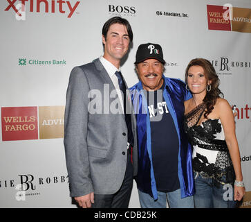 23. September 2010, Philadelphia, PA, USA-Philadelphia Phillies Krug COLE HAMELS und Frau HEIDI HAMELS mit legendären Sänger TONY ORLANDO Cole Hamels Stiftung Denim und Diamanten nachts. Die Celebrity Bash fand im Union Vertrauen Steak House in Philadelphia PA (Credit Bild: (c) Stockfoto