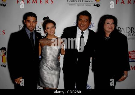 23. September 2010 - Hollywood, Kalifornien, USA - Wilmer Valderrama, Eva Longoria, George Lopez und Anna Lopez während der PADRES Contra El Krebs - El Sueno de ESPERANZA-Gala, statt im Hollywood Palladium, am 23. September 2010, in Los Angeles... 2010.K65986MGE (Kredit-Bild: © Michael Germana/Glob Stockfoto