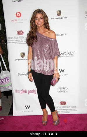 25. September 2010 kommt bei der 6. jährlichen Pink Party im Drai in W Hollywood - Hollywood, Kalifornien, US - Schauspielerin DENISE RICHARDS. (Kredit-Bild: © Lisa O'Connor/ZUMApress.com) Stockfoto