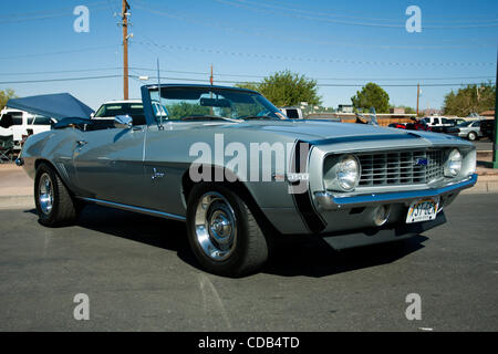 26. September 2010 auftaucht - Henderson, Nevada, Vereinigte Staaten von Amerika - sogar ein 1969 Chevrolet Camaro, ganz aus Hawaii, für die Super laufen 2010 Car Show am 26. September 2010, auf Water Street in Henderson, Nevada. (Kredit-Bild: © Matt Gdowski/Southcreek Global/ZUMApress.com) Stockfoto