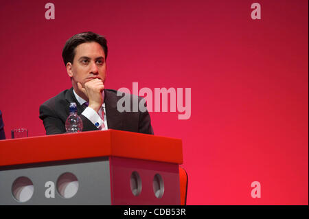 Sep 27, 2010 - Manchester, England, Vereinigtes Königreich - gewählte neu Labour-Chef hört ED MILIBAND in einer Rede während der Herbst Arbeitskonferenz in Manchester. (Bild Kredit: Stockfoto