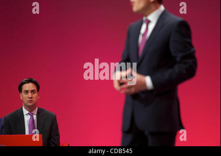 Sep 27, 2010 - Manchester, England, Vereinigtes Königreich - als neu gewählte Labour-Chef und seinem jüngeren Bruder, ED MILIBAND, blickt auf, DAVID MILIBAND hält eine Rede zum Delegierten der Labour-Herbst-Konferenz in Manchester. (Bild Kredit: Stockfoto