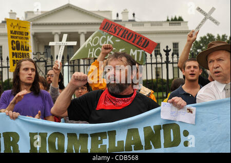 Sep 27, 2010 - Washington, District of Columbia, USA - Hunderte von Menschen, die im Gegensatz zu einem Kohle-Bergbau-Prozess bekannt als "Tagebergbau" verwendet in den Appalachen Vorbeimarsch der Environmental Protection Agency in einer Bemühung, um Vertreter der Regierung davon zu überzeugen, die Technik zu verbieten. Etwa 100 der ma Stockfoto