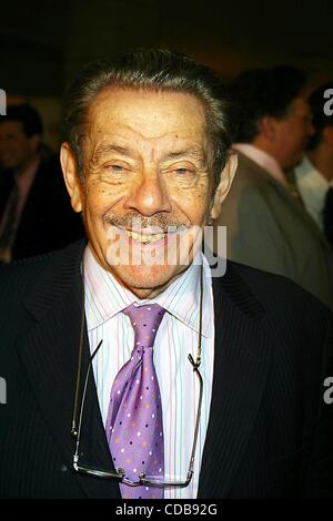 K30053JBU SD0414. DER AMERICAN THEATRE WING WING AUSZEICHNUNGEN MITTAGESSEN. PIERRE LUNCHEON, New York City.  / 2003.JERRY STILLER (Kredit-Bild: © Judie Burstein/Globe Photos/ZUMAPRESS.com) Stockfoto