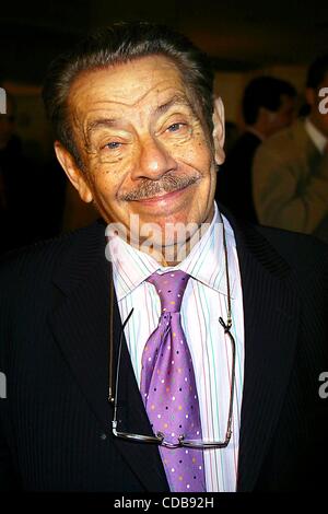 K30053JBU SD0414. DER AMERICAN THEATRE WING WING AUSZEICHNUNGEN MITTAGESSEN. PIERRE LUNCHEON, New York City.  / 2003.JERRY STILLER (Kredit-Bild: © Judie Burstein/Globe Photos/ZUMAPRESS.com) Stockfoto