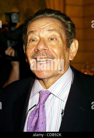 K30053JBU SD0414. DER AMERICAN THEATRE WING WING AUSZEICHNUNGEN MITTAGESSEN. PIERRE LUNCHEON, New York City.  / 2003.JERRY STILLER (Kredit-Bild: © Judie Burstein/Globe Photos/ZUMAPRESS.com) Stockfoto