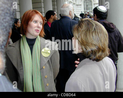 1. Januar 2011 - New York, New York, US - K33769BCO. Pressekonferenz über die KLASSENGRÖßEN IN der NEW YORK New York PUBLIC SCHOOL SYSTEM HELD außerhalb New York HALL 10/27/2003.RANDI WEINGARTEN (UTF Präsident) mit CYNTHIA NIXON.  / 2003 (Kredit-Bild: © Bruce Cotler/Globe Photos/ZUMAPRESS.com) Stockfoto