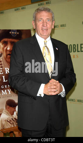 K38645AR. EHEMALIGER GENERAL Armee TOMMY FRANKS unterschreibt Exemplare seines Buches amerikanischen Soldaten bei BARNES AND NOBLE ROCKEFELLER CENTER, NEW YORK New York 04.08.2004.    / TOMMY FRANKS(Credit Image: © Andrea Renault/Globe Photos/ZUMAPRESS.com) Stockfoto