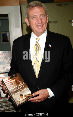 K38645AR. EHEMALIGER GENERAL Armee TOMMY FRANKS unterschreibt Exemplare seines Buches amerikanischen Soldaten bei BARNES AND NOBLE ROCKEFELLER CENTER, NEW YORK New York 04.08.2004.    / TOMMY FRANKS(Credit Image: © Andrea Renault/Globe Photos/ZUMAPRESS.com) Stockfoto