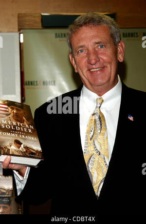 K38645AR. EHEMALIGER GENERAL Armee TOMMY FRANKS unterschreibt Exemplare seines Buches amerikanischen Soldaten bei BARNES AND NOBLE ROCKEFELLER CENTER, NEW YORK New York 04.08.2004.    / TOMMY FRANKS(Credit Image: © Andrea Renault/Globe Photos/ZUMAPRESS.com) Stockfoto