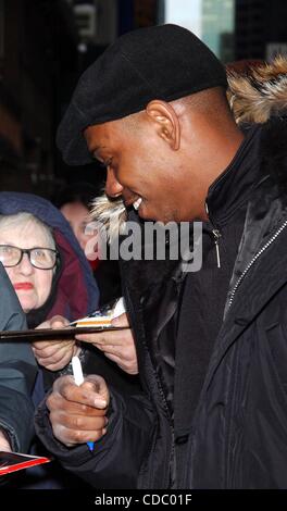 K34961AR. ANKUNFT IN DER ED SULLIVAN THEATER FÜR EINE AUFZEICHNUNG DER "LATE NIGHT WITH DAVID LETTERMAN'' PROMIS ZEIGEN. NewYork City... 15.01.2004.     / 2004..DAVE CHAPPELLE (Kredit-Bild: © Andrea Renault/Globe Photos/ZUMAPRESS.com) Stockfoto