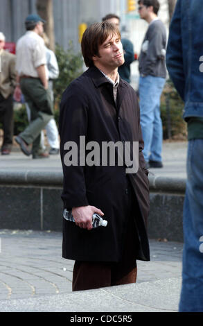K29665AR SD0318. JIM CARREY. VOR ORT, DIE DREHARBEITEN ZU SEINEM NEUEN FILMS. " ETERNAL SUNSHINE OF THE SPOTLESS MIND ". New York City.    / 2003. (Kredit-Bild: © Andrea Renault/Globe Photos/ZUMAPRESS.com) Stockfoto