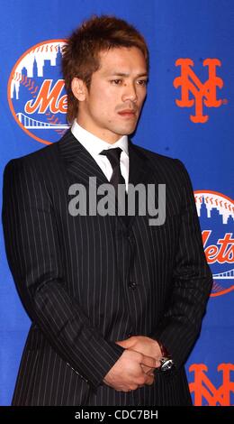K34599AR. NEW YORK METS Pressekonferenz zur Unterzeichnung des japanischen SHORTSTOP KAZUO MATSUI, ein 3-Jahres-Vertrag 20,1 Millionen Dollar im SHERATON HOTEL, NEW YORK New York 10.12.2003.     / KAZUO MATSUI (Kredit-Bild: © Andrea Renault/Globe Photos/ZUMAPRESS.com) Stockfoto