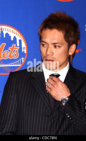 K34599AR. NEW YORK METS Pressekonferenz zur Unterzeichnung des japanischen SHORTSTOP KAZUO MATSUI, ein 3-Jahres-Vertrag 20,1 Millionen Dollar im SHERATON HOTEL, NEW YORK New York 10.12.2003.     / KAZUO MATSUI (Kredit-Bild: © Andrea Renault/Globe Photos/ZUMAPRESS.com) Stockfoto