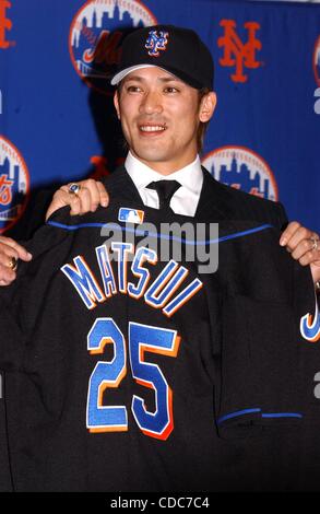 K34599AR. NEW YORK METS Pressekonferenz zur Unterzeichnung des japanischen SHORTSTOP KAZUO MATSUI, ein 3-Jahres-Vertrag 20,1 Millionen Dollar im SHERATON HOTEL, NEW YORK New York 10.12.2003.     / KAZUO MATSUI (Kredit-Bild: © Andrea Renault/Globe Photos/ZUMAPRESS.com) Stockfoto