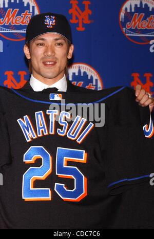 K34599AR. NEW YORK METS Pressekonferenz zur Unterzeichnung des japanischen SHORTSTOP KAZUO MATSUI, ein 3-Jahres-Vertrag 20,1 Millionen Dollar im SHERATON HOTEL, NEW YORK New York 10.12.2003.     / KAZUO MATSUI (Kredit-Bild: © Andrea Renault/Globe Photos/ZUMAPRESS.com) Stockfoto