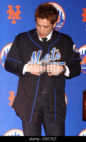 K34599AR. NEW YORK METS Pressekonferenz zur Unterzeichnung des japanischen SHORTSTOP KAZUO MATSUI, ein 3-Jahres-Vertrag 20,1 Millionen Dollar im SHERATON HOTEL, NEW YORK New York 10.12.2003.     / KAZUO MATSUI (Kredit-Bild: © Andrea Renault/Globe Photos/ZUMAPRESS.com) Stockfoto
