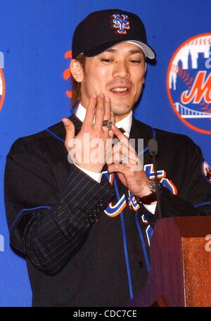 K34599AR. NEW YORK METS Pressekonferenz zur Unterzeichnung des japanischen SHORTSTOP KAZUO MATSUI, ein 3-Jahres-Vertrag 20,1 Millionen Dollar im SHERATON HOTEL, NEW YORK New York 10.12.2003.     / KAZUO MATSUI (Kredit-Bild: © Andrea Renault/Globe Photos/ZUMAPRESS.com) Stockfoto