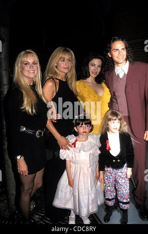 1. Januar 2011 - Hollywood, Kalifornien, US - L8436. ABC-PRE-EMMY PARTY.  / 1994.CATHERINE HICKLAND und liebevolle CAST (Kredit-Bild: © Ed Geller/Globe Photos/ZUMAPRESS.com) Stockfoto