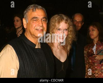 K32146ML NEW Yorker PREMIERE von LE DIVORCE an PARIS THEATER, NEW YORK New York 05.08.2003.  / MIA FARROW und ISMAIL MERCHANT (Kredit-Bild: © Mitchell Levy/Globe Photos/ZUMAPRESS.com) Stockfoto